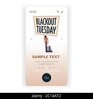 Hand halten Blackout dienstag Banner schwarz lebt Angelegenheit Kampagne gegen rassische Diskriminierung der dunklen Hautfarbe soziale Probleme des Rassismus Smartphone Bildschirm Vektor Illustration Stock Vektor