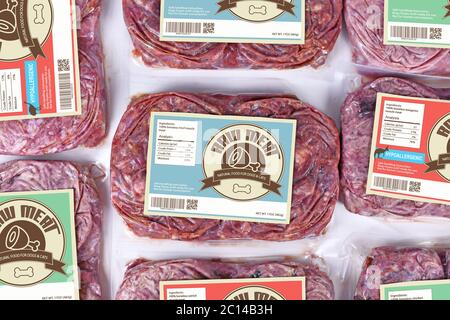 Konzept für biologisch geeignetes Rohfutter für Hunde oder Katzen in Verpackungen mit rohem gefrorenem Fleisch mit aufgearbeiteten Etiketten Stockfoto