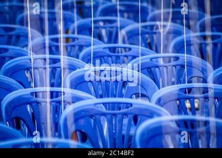 Leere blaue Plastikstühle Stockfoto