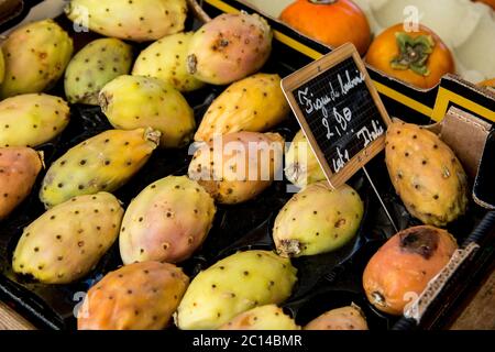 Frische gelbe Kaktusfrüchte aus der Prickleybirne zum Verkauf, ('Figue de Barbarie, 2.90, Italien), auf dem Markt von Sarteine, Korsika, Frankreich Stockfoto