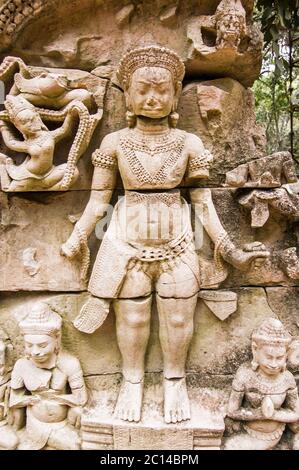 Steinschnitzerei eines hinduistischen gottes. Ruinen des Ta Prohm Tempels, Angkor, Kambodscha. Stockfoto