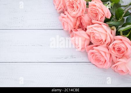 Romantischer Geschenkkarte mit rosa Rosen. Festlicher Rahmen mit Blumen, Muster mit Kopierplatz, leerer Platz für Text. Blumenhintergründe, Wal Stockfoto