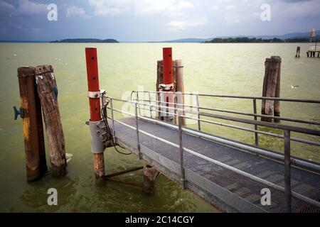 Stürmische Stimmung am Trasimenischen See bei Passignano sul Trasimeno Umbrien Italien Stockfoto