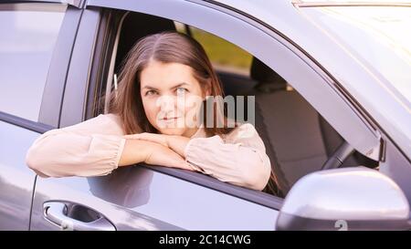 Junge Frau im Auto. Fahranleitung. Automobilkredit Stockfoto