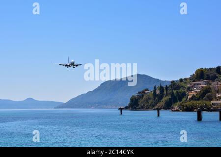 KORFU, GRIECHENLAND - 8. APRIL 2018: Modernes Passagierflugzeug der Ryanair-Fluggesellschaften vor der Landung auf dem Korfu-Insel-Flughafen, Griechenland. Stockfoto