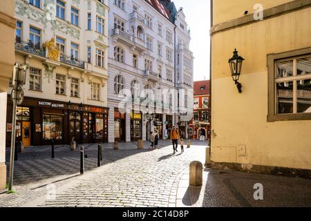 Die Straßen der Prager Innenstadt sind während der Pandemie COVID 19 leer. Geschäfte und Unternehmen schließen, und Bewohner sind sozial distanziert. Stockfoto