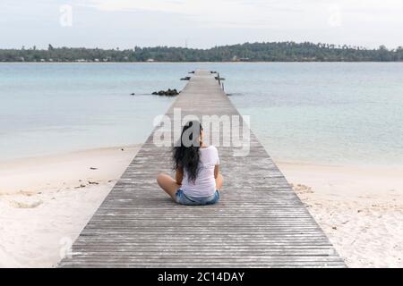 Junge Dame am Pier auf der Insel Koh Kham, Thailand. Stockfoto