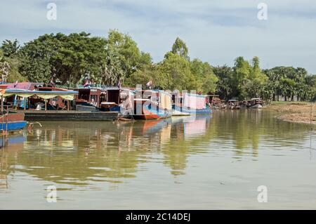 Kompong Phluk, Kambodscha - 4. Dezember 2011: Am Ufer des Tonle SAP Sees in Kompong Phluk bei Siem Reap festmachen. Stockfoto