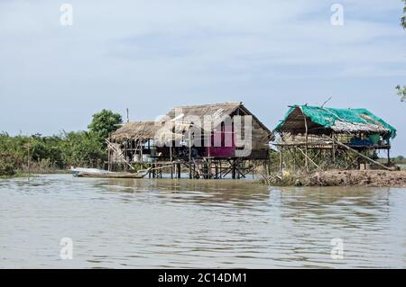 Zwei Häuser auf Stelzen im Dorf Kompong Phluk am Ufer des Tonle SAP Sees in der Nähe von Siem Reap, Kambodscha. Stockfoto