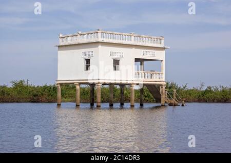 Eine traditionelle Stuckvilla hoch auf Stelzen im schwimmenden Dorf Kompong Phluk am Tonle SAP See, Kambodscha. Stockfoto