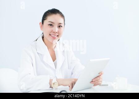 Junge hübsche Frau Arzt in der Klinik Stockfoto