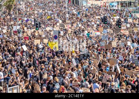 Brighton Großbritannien, 13. Juni 2020: Beispiellose Menschenmassen, die an diesem Nachmittag an der Black Lives Matter-Kundgebung in Brighton teilnehmen. Stockfoto