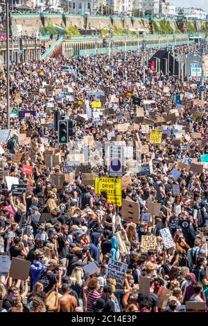 Brighton Großbritannien, 13. Juni 2020: Beispiellose Menschenmassen, die an diesem Nachmittag an der Black Lives Matter-Kundgebung in Brighton teilnehmen. Stockfoto