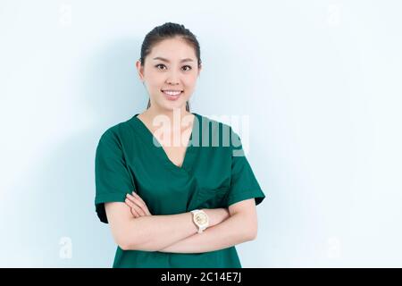 Junge hübsche Frau Arzt im Krankenhaus Stockfoto