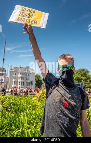 Brighton Großbritannien, 13. Juni 2020: Beispiellose Menschenmassen, die an diesem Nachmittag an der Black Lives Matter-Kundgebung in Brighton teilnehmen. Stockfoto