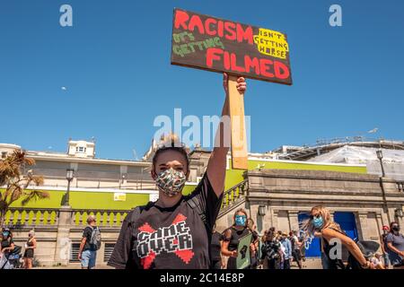 Brighton Großbritannien, 13. Juni 2020: Beispiellose Menschenmassen, die an diesem Nachmittag an der Black Lives Matter-Kundgebung in Brighton teilnehmen. Stockfoto