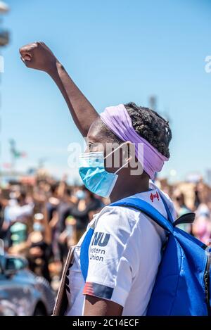 Brighton Großbritannien, 13. Juni 2020: Beispiellose Menschenmassen, die an diesem Nachmittag an der Black Lives Matter-Kundgebung in Brighton teilnehmen. Stockfoto