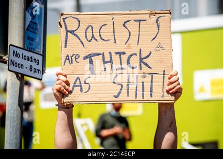 Brighton Großbritannien, 13. Juni 2020: Beispiellose Menschenmassen, die an diesem Nachmittag an der Black Lives Matter-Kundgebung in Brighton teilnehmen. Stockfoto