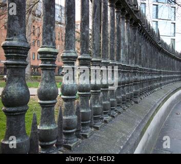 10. März 2019 - London, UK: Verwitterte alte Geländer auf der London Street Stockfoto