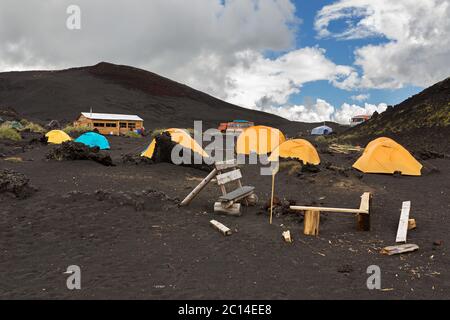 Campingplatz auf dem Lavafeld am Tolbachik Vulkan, nach Ausbruch im Jahr 2012 Kljutschewskaya Gruppe von Vulkanen Stockfoto