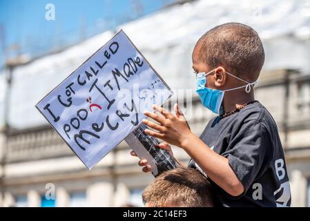 Brighton Großbritannien, 13. Juni 2020: Beispiellose Menschenmassen, die an diesem Nachmittag an der Black Lives Matter-Kundgebung in Brighton teilnehmen. Stockfoto