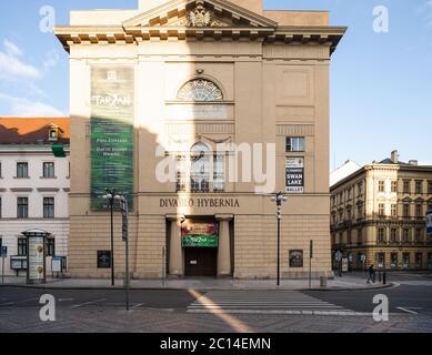 Quarantäne Tag, leere Straßen von Prag während Coronavirus. Stadtmenschen tragen Gesichtsmasken. Stockfoto