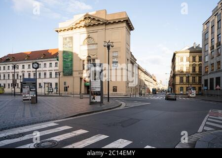 Quarantäne Tag, leere Straßen von Prag während Coronavirus. Stadtmenschen tragen Gesichtsmasken. Stockfoto