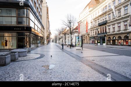 Quarantäne Tag, leere Straßen von Prag während Coronavirus. Stadtmenschen tragen Gesichtsmasken. Stockfoto