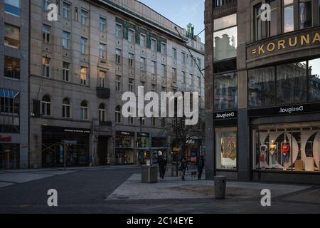 Quarantäne Tag, leere Straßen von Prag während Coronavirus. Stadtmenschen tragen Gesichtsmasken. Stockfoto