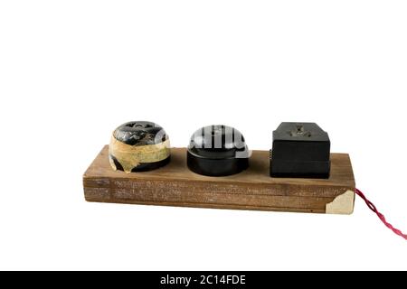 Alte Kunststoff Sockel auf Holzplatte auf weißem Hintergrund Stockfoto