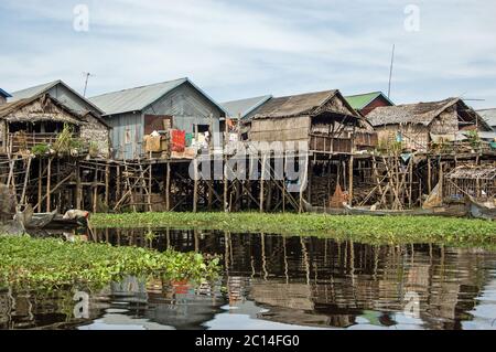 Häuser auf Stelzen im schwimmenden Dorf Kampong Phluk am Tonle SAP See in der Provinz Siem Reap, Kambodscha. Stockfoto