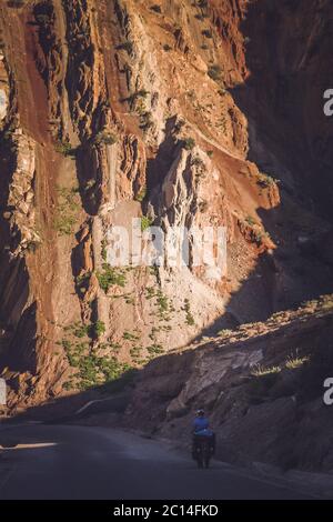 Frau auf einem Fahrrad Reise in Yunnan Stockfoto