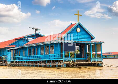 Schwimmende Kirche in Chong Khneas schwimmendes Dorf in der Nähe von Siem Reap, Kambodscha an einem Sommertag Stockfoto