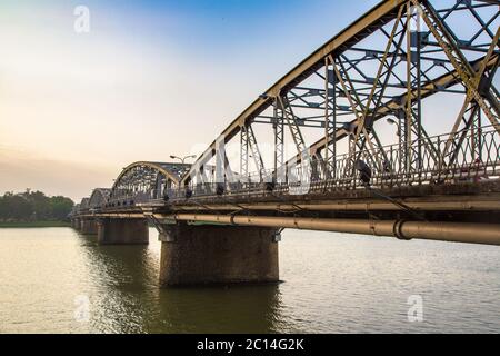 CAU Truong Tien Brücke in Hue, Vietnam in einem Sommertag Stockfoto