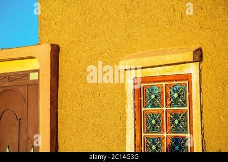 Stampflehm-Wand mit traditionellen schmiedeeisernen Fenster Stockfoto