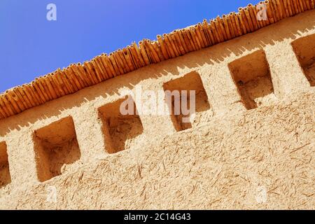 Stampflehm-Wand mit schönen blauen Himmel Stockfoto