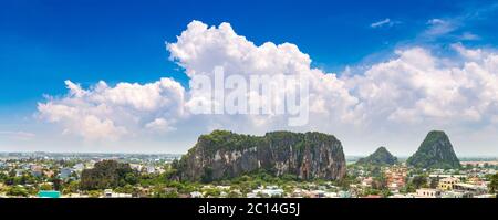 Panorama von Marmorbergen in Danang, Vietnam an einem Sommertag Stockfoto