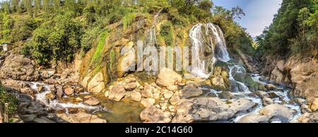 Panorama des Wasserfalls in Cat Cat Dorf in der Nähe von Sapa, Lao Cai, Vietnam in einem Sommertag Stockfoto