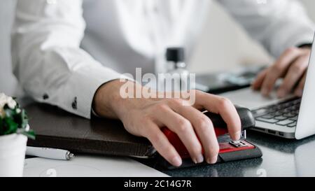 Geschäftsmann Hände halten Kreditkarte und mit digitalen Tablet. Business und Online-Shopping-Konzept Stockfoto