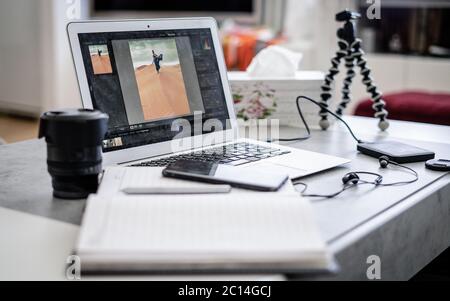 Die Bürofläche des Fotografen. Remote arbeiten - Arbeiten von zu Hause aus Konzept. Stockfoto