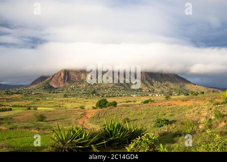 Die Landschaftsaufnahmen von grünen Feldern und Landschaften auf der Insel Madagaskar Stockfoto