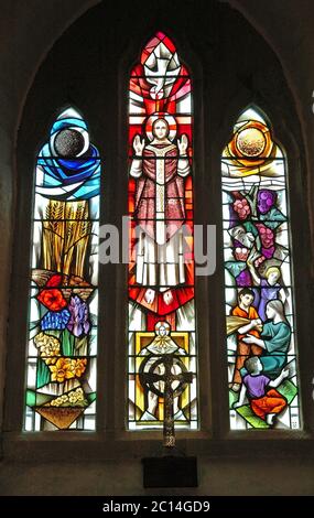 Das Altarbild, Fenster, St. Materiana Kirche, Tintagel, Cornwall, England, gemalt und gegeben von Miss Laura Dickinson von Trebea Lodge. Stockfoto