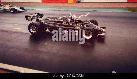 Ein 1982 von Katsu Kubota angetriebener JPS Lotus 91 / 7 F1 Rennwagen auf der Rennstrecke in Silverstone, Towcester, Northamptonshire, Großbritannien 2019 Stockfoto