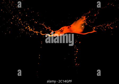 Isolierte orange Wasser spritzen auf Hintergrund Stockfoto