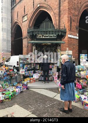 Touristen beginnen, nach Cremona, Lombardei, Italien zu kommen, nachdem sie gesperrt wurden Stockfoto