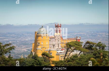 Pena Palace - das Schloss steht auf einem Hügel im Sintra-Gebirge und an klaren Tagen kann man es von Lissabon aus leicht sehen. Stockfoto