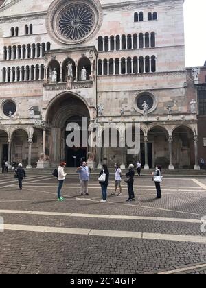 Touristen beginnen, nach Cremona, Lombardei, Italien zu kommen, nachdem sie gesperrt wurden Stockfoto