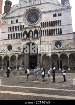 Touristen beginnen, nach Cremona, Lombardei, Italien zu kommen, nachdem sie gesperrt wurden Stockfoto