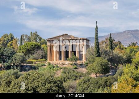 Schöner griechischer Tempel aus der Ferne gesehen. Es ist ein gut erhaltener griechischer Tempel; es bleibt, das groß wie errichtet steht. Stockfoto