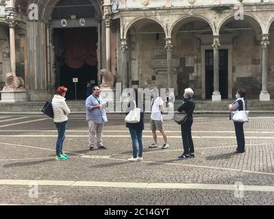 Touristen beginnen, nach Cremona, Lombardei, Italien zu kommen, nachdem sie gesperrt wurden Stockfoto